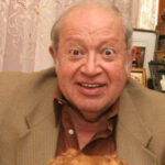 El legendario comediante mexicano Eduardo Manzano deja huella en la escena artística con su partida, recordando su ingenio y vitalidad en la obra cumbre 'Polivoces'