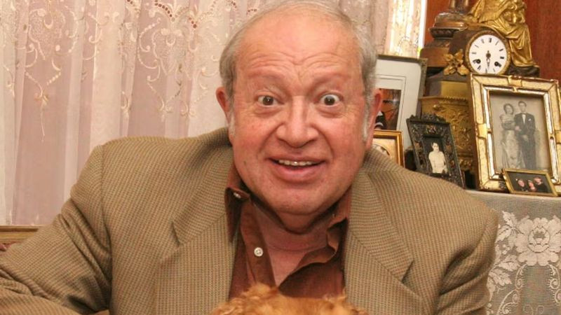 El legendario comediante mexicano Eduardo Manzano deja huella en la escena artística con su partida, recordando su ingenio y vitalidad en la obra cumbre 'Polivoces'