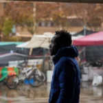 Policía española desaloja a cientos de migrantes de edificio escolar