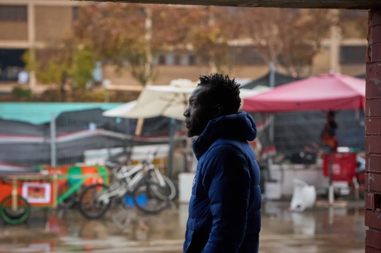 Policía española desaloja a cientos de migrantes de edificio escolar