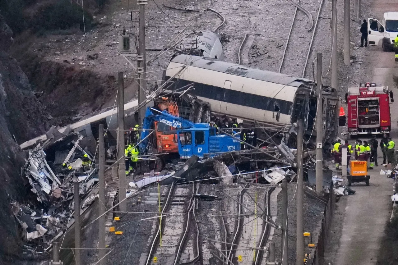 "Desastre en la línea azul: Tren se descarría en pleno corazón de Barcelona, dos días después de un fatídico accidente ferroviario que sigue sin explicación en el sur del país"