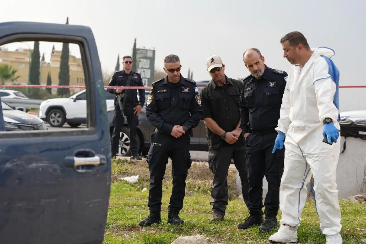 "Un cruento episodio de violencia en la región: un Palestino comete actos de agresión contra dos personas en pleno corazón de Israel"