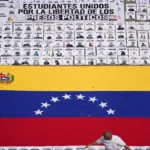 La lucha por la libertad: familiares de prisioneros políticos venezolanos reclaman justicia y libertad para sus seres queridos.