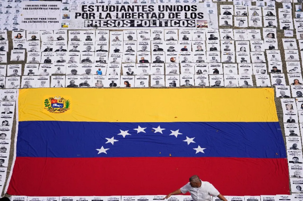 La lucha por la libertad: familiares de prisioneros políticos venezolanos reclaman justicia y libertad para sus seres queridos.