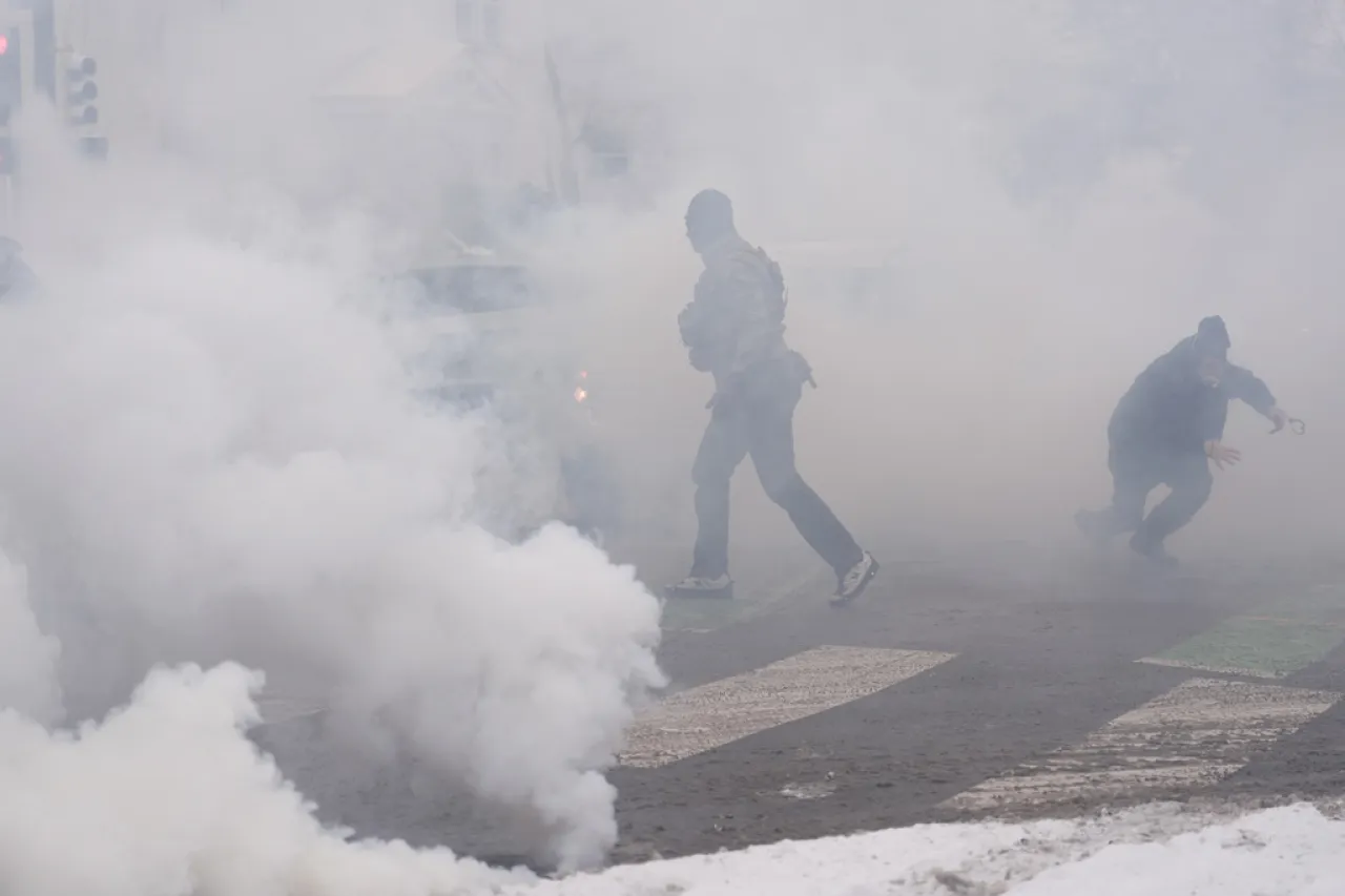 "Escandalo en la frontera: Agencias migratorias de EE.UU. llevan a cabo operaciones clandestinas sin mandato judicial, desafían la ley y pone en peligro la integridad de los migrantes"