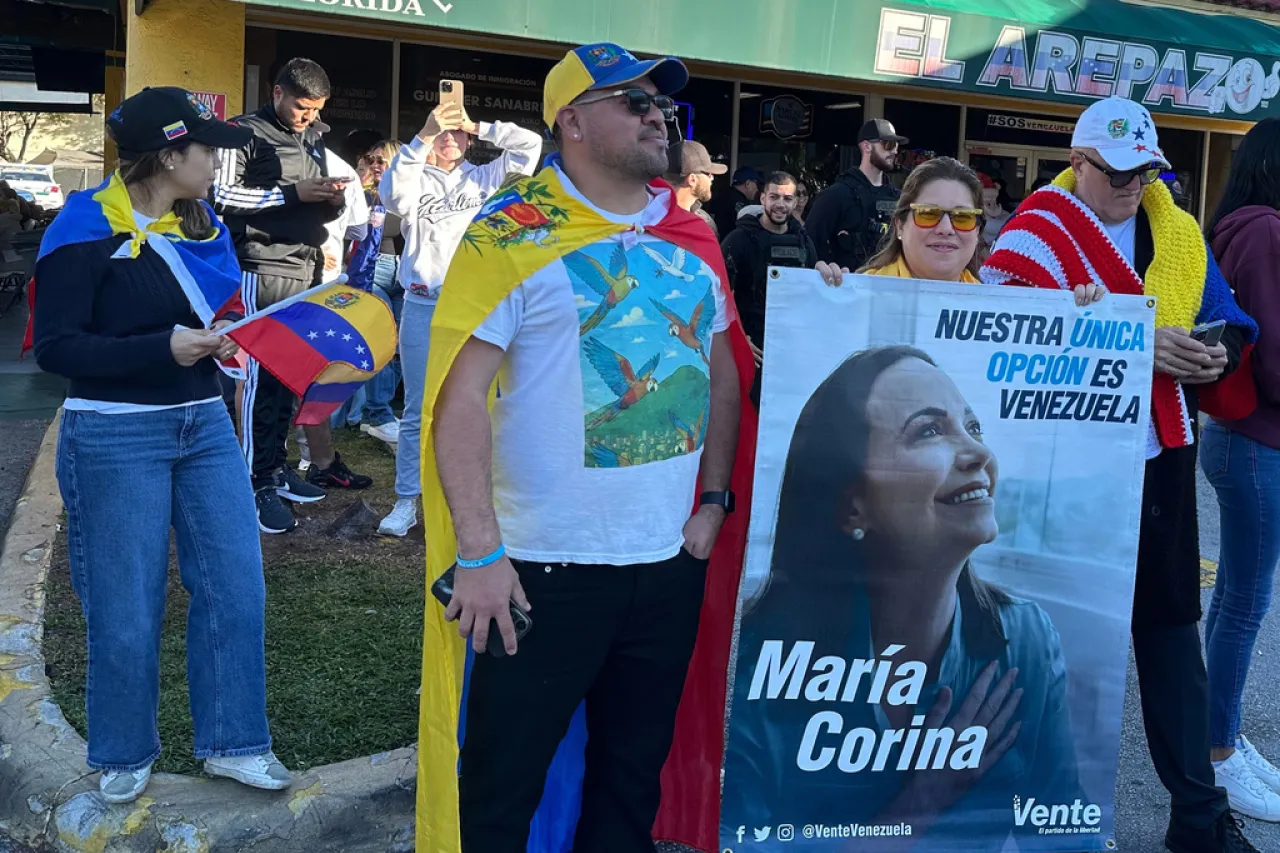 "La victoria en la diáspora: miles de venezolanos del sur de Florida festejan el fin de la era Maduro y esperan un futuro más prometedor para Venezuela"